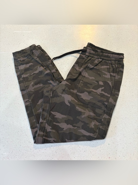 Athleta Pants - Athleta Women’s Farallon Camo Jogger pants - size 8